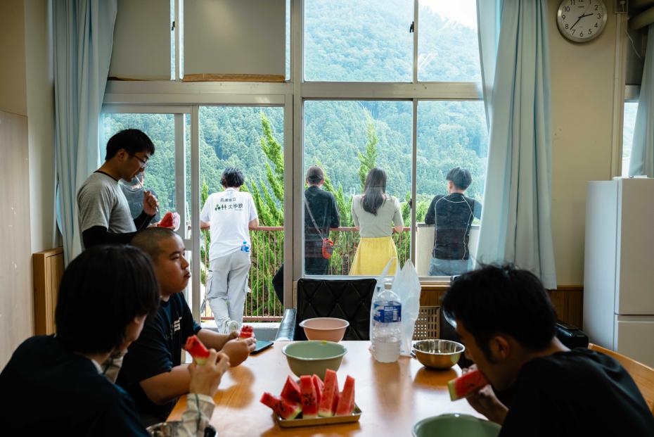 演習後に談話室でスイカを頬張る大学校生たち