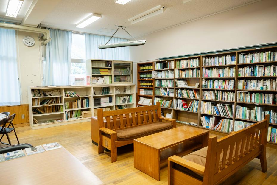 木の温かみを感じられる図書室