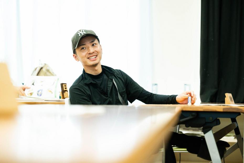 教室で談笑する岩蕗さん