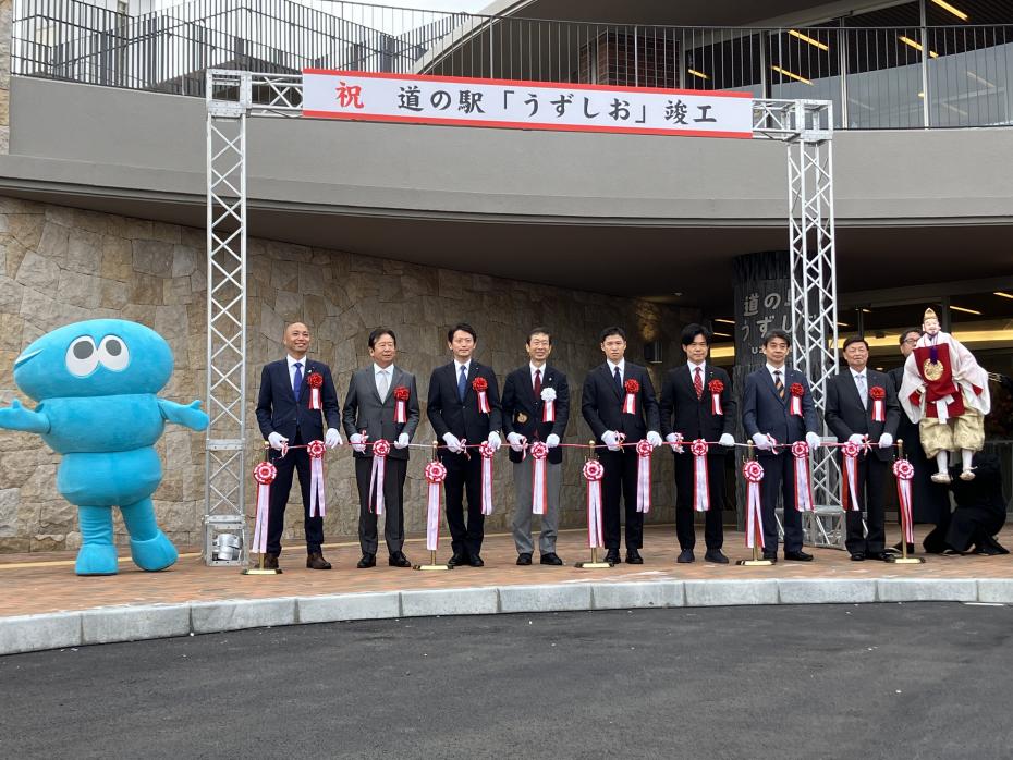 戎様とうず坊も加わってのテープカット