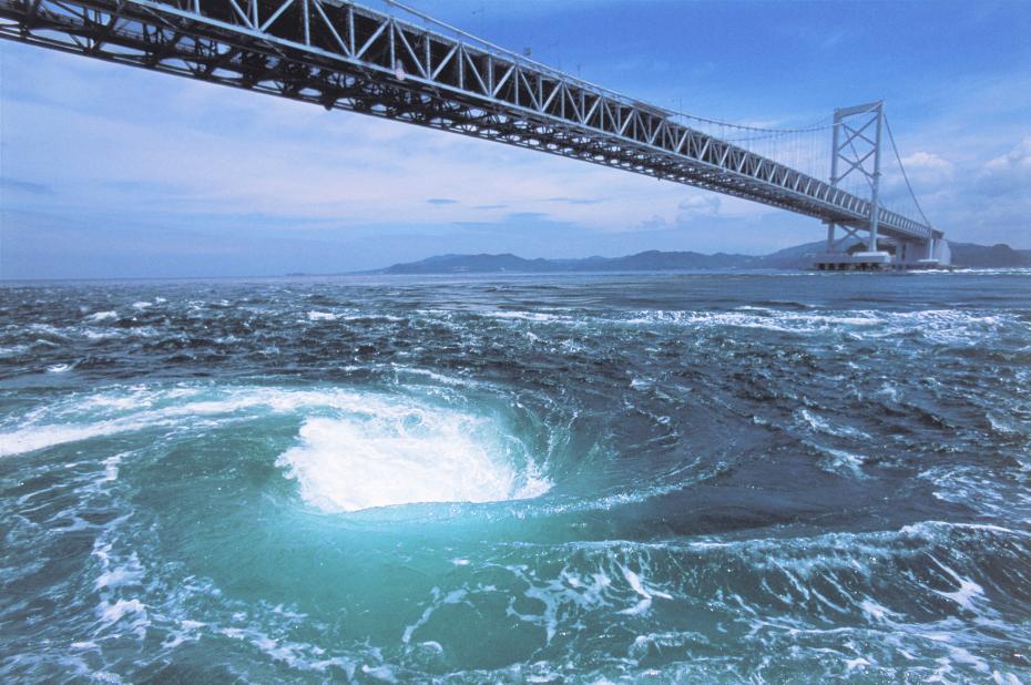 鳴門海峡大橋と渦潮