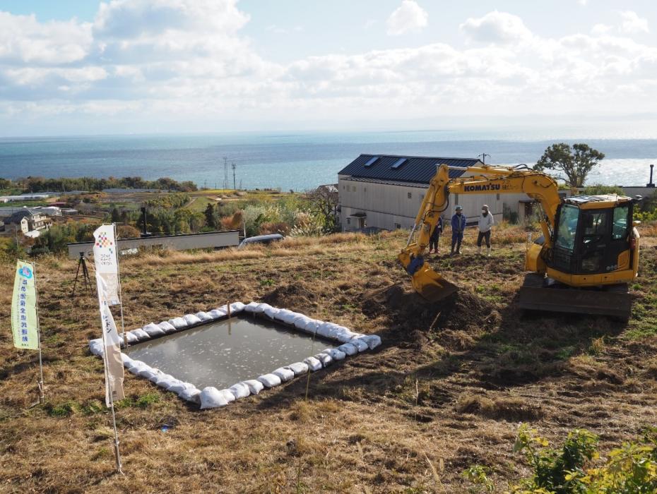 泥を乾燥させ、来年3月に藍畑にまきます