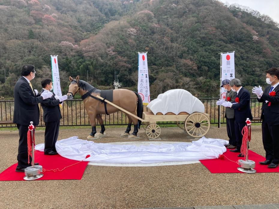 馬車モニュメント完成お披露目