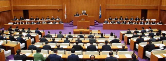 議員の任期の特例にかかる議案を記名投票により全会一致で可決