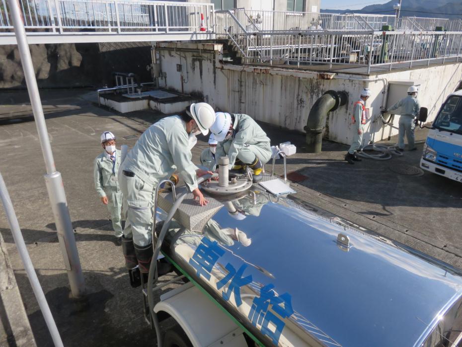 給水車への注水訓練