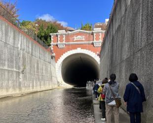 吐口付近を歩く参加者