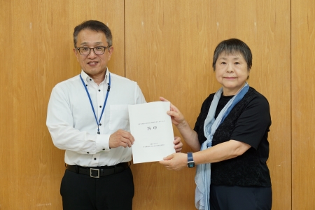 答申を手渡す様子
