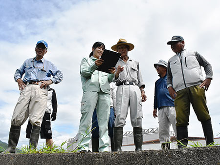 地元農家と県職員