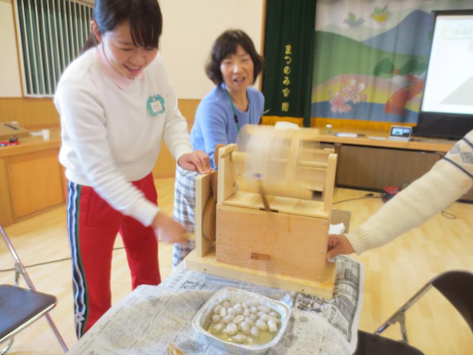 座繰り機をまわす