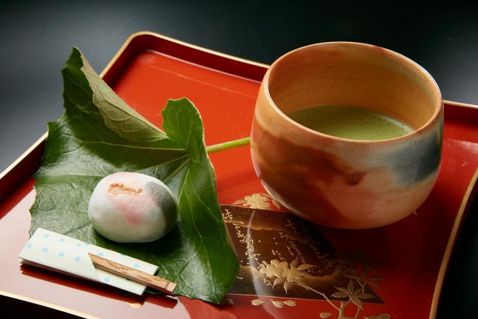 雲火焼の器で出されたお抹茶