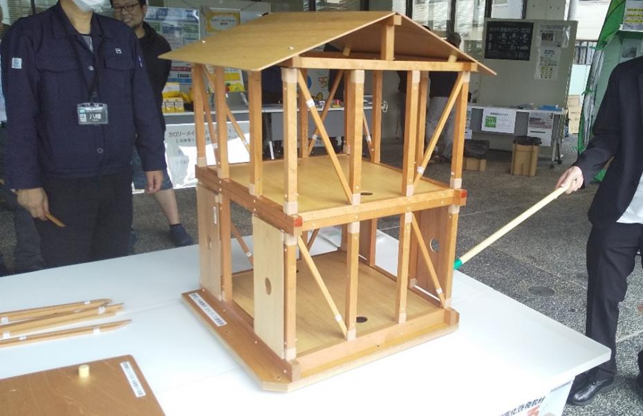 住宅耐震模型「ピノキオぶるる」の振動実験